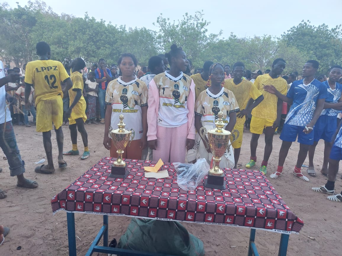 joueurs foot devant coupe